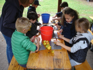 Danach wurde selbst gepresster Apfelsaft getrunken.